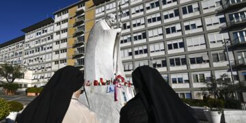 El papa sufre insuficiencia respiratoria aguda tras 18 días hospitalizado