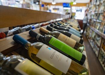 Trump amenaza aranceles del 200 % a bebidas de la UE