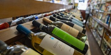 Trump amenaza aranceles del 200 % a bebidas de la UE