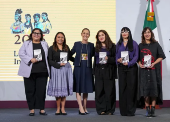 Claudia Sheinbaum presenta la cartilla de derechos de las mujeres en el marco del 8M