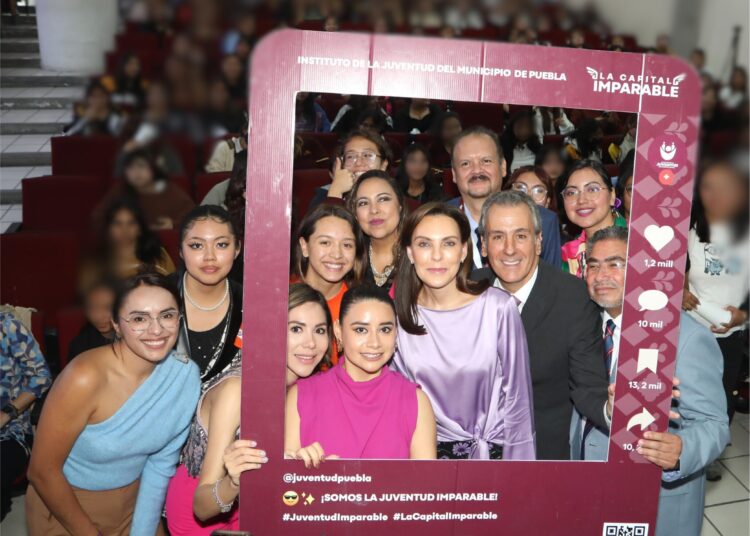 Ayuntamiento realiza ciclo de conferencias con estudiantes poblanas