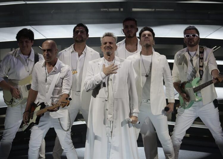 Miguel Bosé brilla en el Auditorio Nacional pese a sismo
