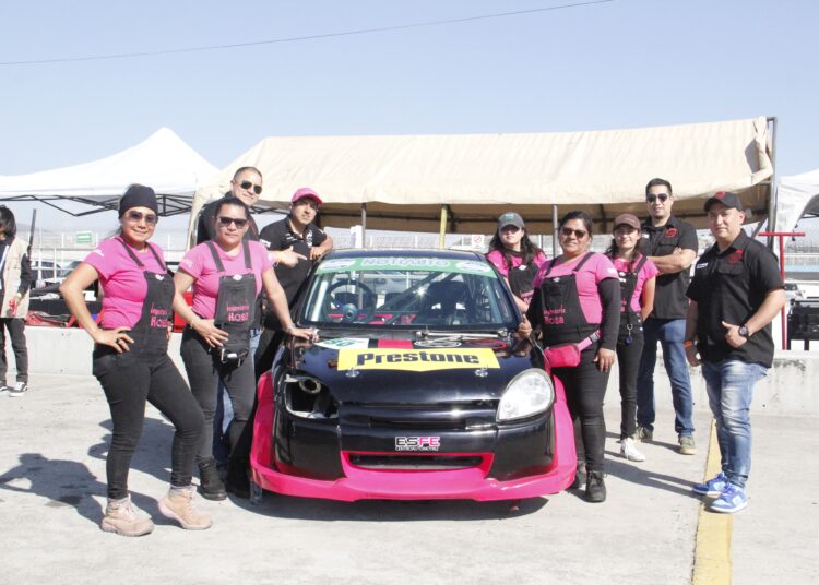 Primer auto de ‘Ingeniería Rosa Racing’ desarrollado en 90% por mujeres