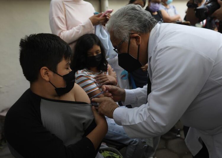 Llaman a vacunarse en México por brotes de tosferina y sarampión