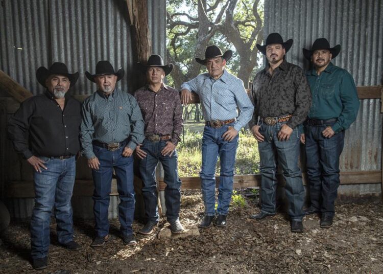 Ojalá nuestra música sea un escape a momentos turbios: Intocable