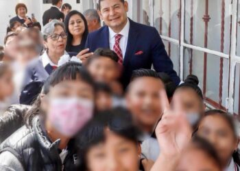 Gobernador vuelve a su alma mater