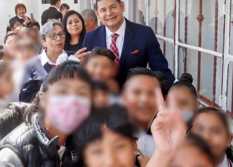 Gobernador vuelve a su alma mater