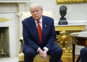 Juez ordena a Trump reincorporar trabajadores despedidos