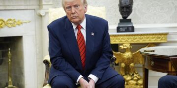 Juez ordena a Trump reincorporar trabajadores despedidos