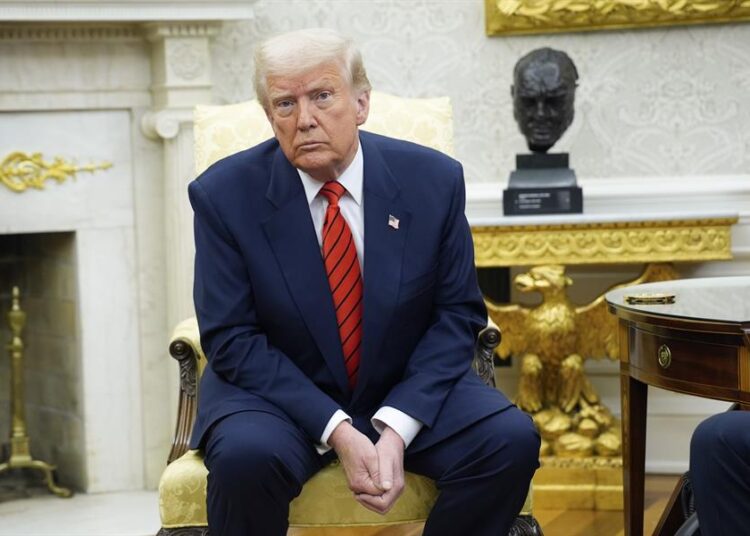 Juez ordena a Trump reincorporar trabajadores despedidos