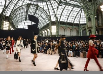 Chanel apuesta por el lazo en su colección otoño-invierno