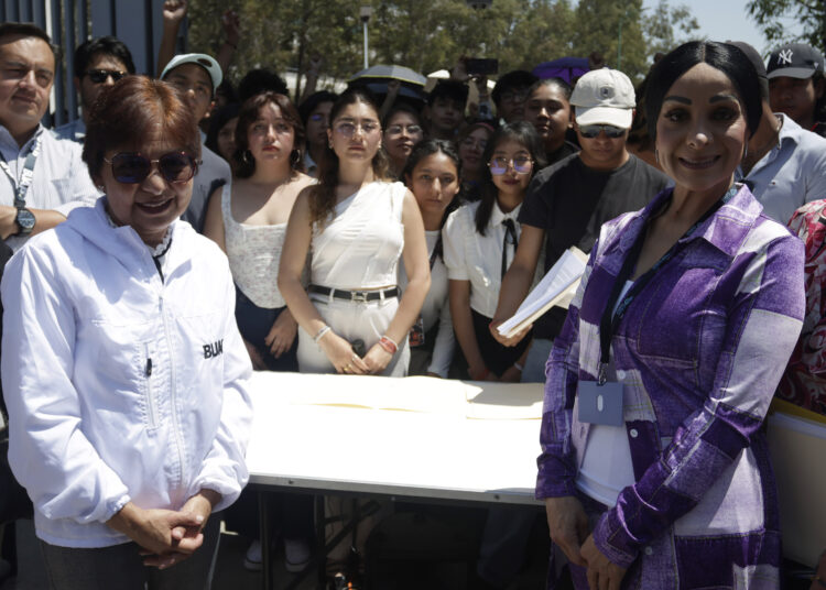 Lilia Cedillo recibe pliego petitorio general de la BUAP