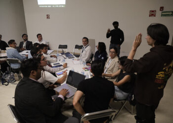 Autoridades de la BUAP y alumnos participan en mesas de diálogo para levantar el paro
