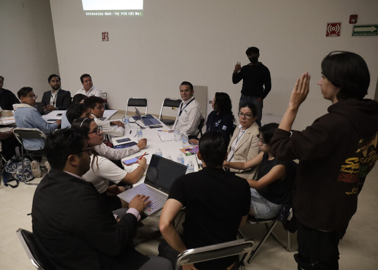 Autoridades de la BUAP y alumnos participan en mesas de diálogo para levantar el paro