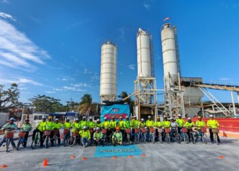 Del camión revolvedor a la bici, transportistas de Cemex pedalean por la seguridad vial