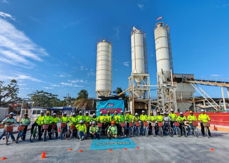 Del camión revolvedor a la bici, transportistas de Cemex pedalean por la seguridad vial