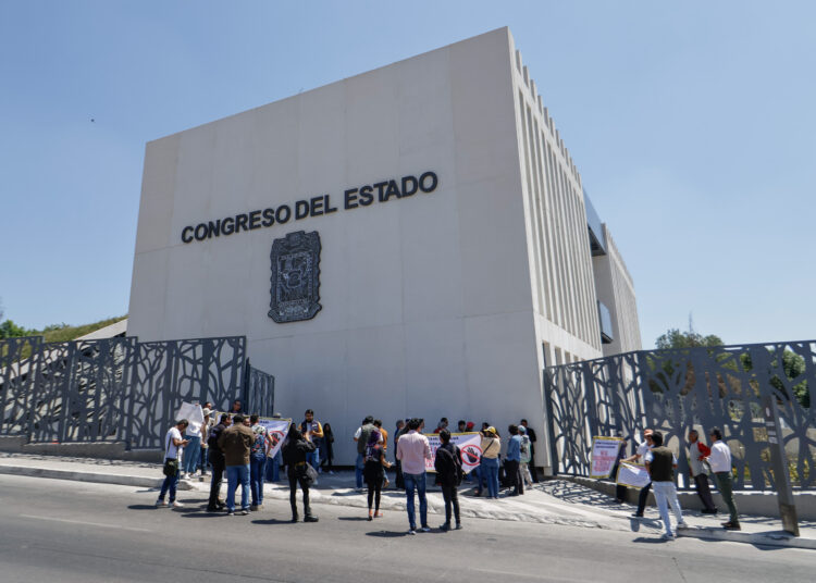 Ciudadanos se manifiestan en el Congreso; exigen no aprobar cobro de parquímetros