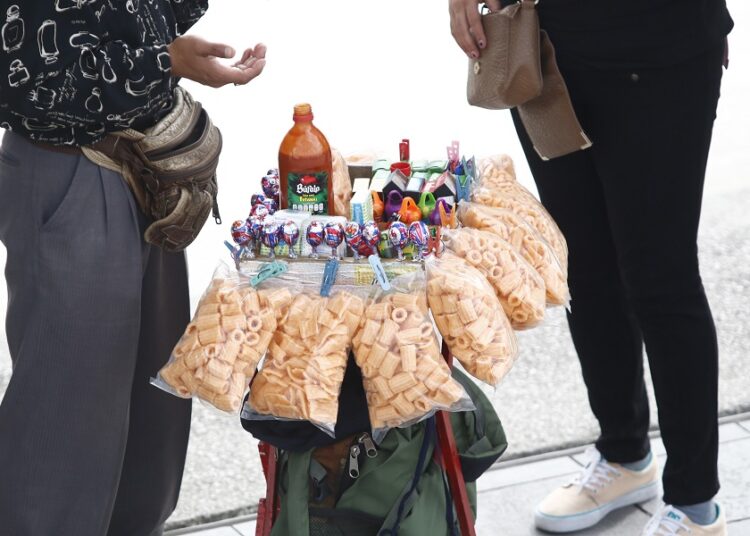 Entra en vigor prohibición para vender comida chatarra en escuelas