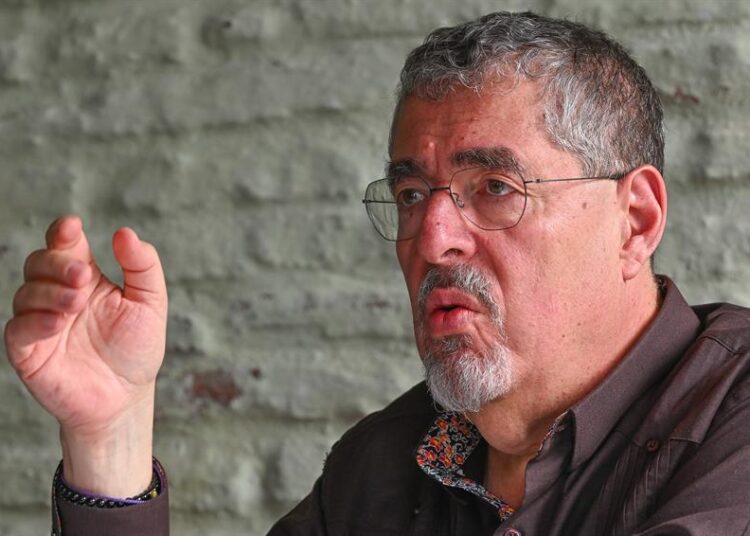 Presidente de Guatemala abre centro para deportados en frontera