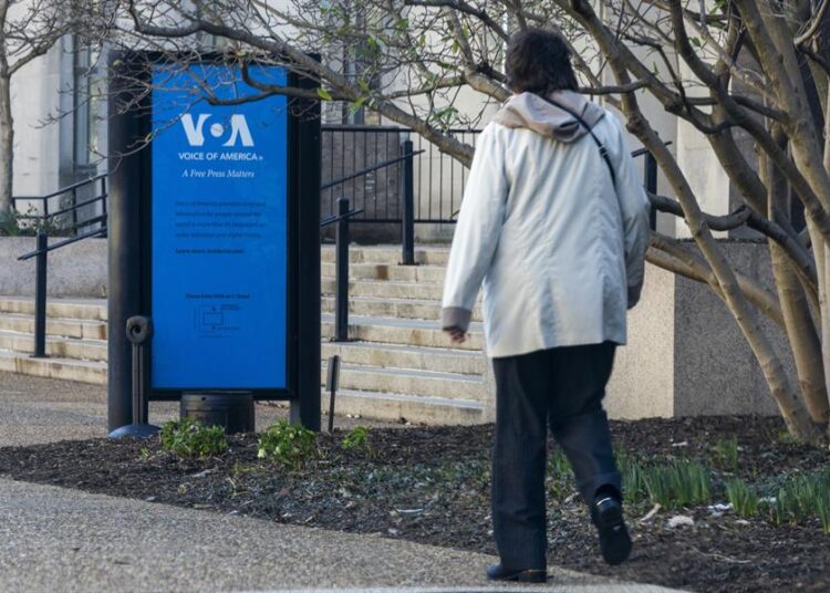 Empleados VOA demandan Administración Trump por su cierre