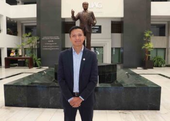 Egresado de la UAG recibe el Premio Ceneval por su destacado desempeño