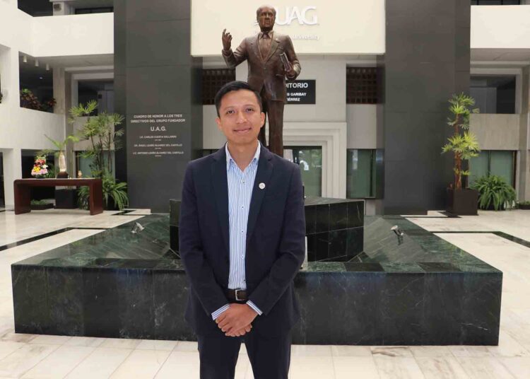 Egresado de la UAG recibe el Premio Ceneval por su destacado desempeño