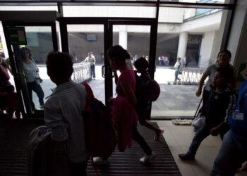 EE.UU. manda a El Salvador a deportados bajo Ley de Enemigos Extranjeros