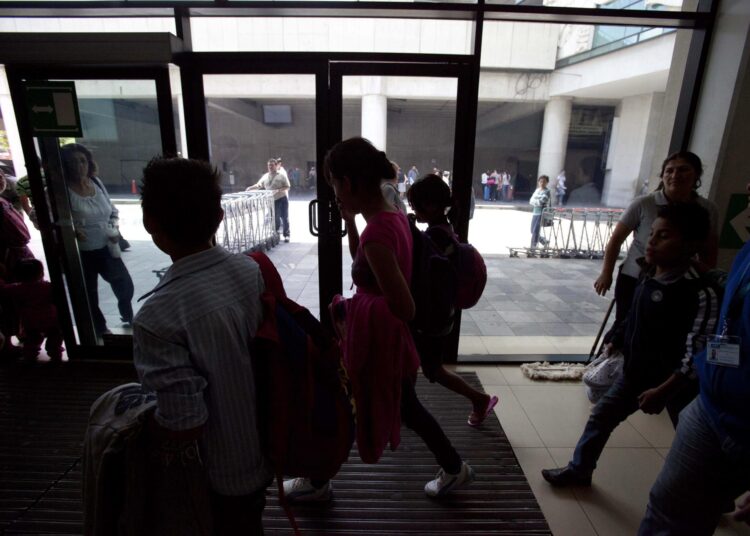 EE.UU. manda a El Salvador a deportados bajo Ley de Enemigos Extranjeros