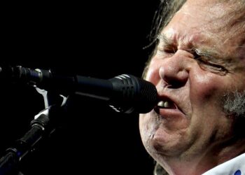 Neil Young cancela su concierto benéfico en Ucrania