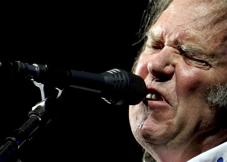 Neil Young cancela su concierto benéfico en Ucrania