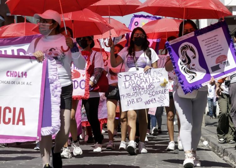 Trabajadoras sexuales piden reconocimiento laboral en marcha por 8M