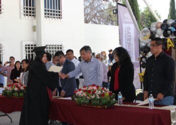 Gradúan a 98 alumnos de preparatoria abierta en centros de desarrollo comunitario