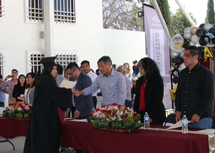 Gradúan a 98 alumnos de preparatoria abierta en centros de desarrollo comunitario