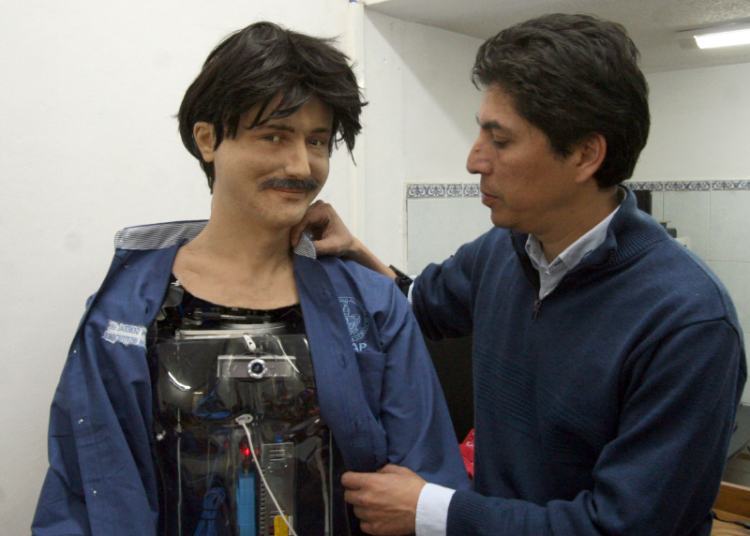 Egresado de la FCC avanza en desarrollo de robots con expresiones faciales humanas