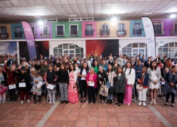 Lupita Cuautle impulsa la inclusión con entrega de aparatos auditivos