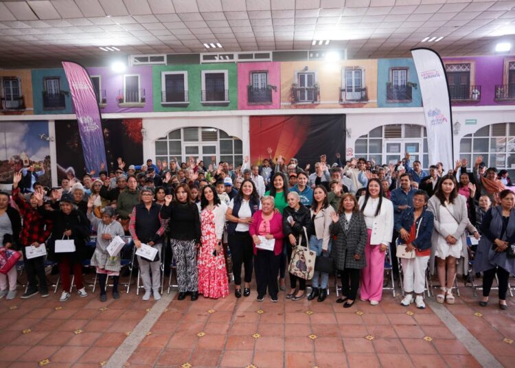 Lupita Cuautle impulsa la inclusión con entrega de aparatos auditivos