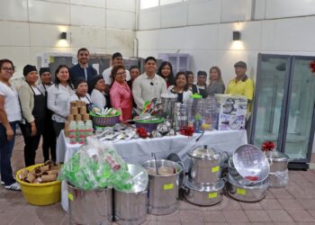 Omar Muñoz y Tere Alfaro entregan refri a la estancia de día de Cuautlancingo