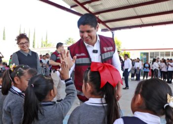 Omar Muñoz y Tere Alfaro entregan obras de mantenimiento en escuela