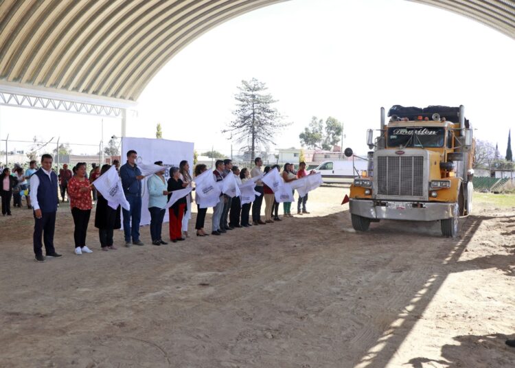 Omar Muñoz entrega arco techo en el preescolar Aquiles Serdán