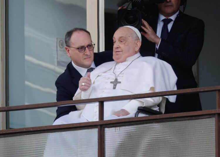 Papa Francisco reaparece en público y condena bombardeos en Gaza