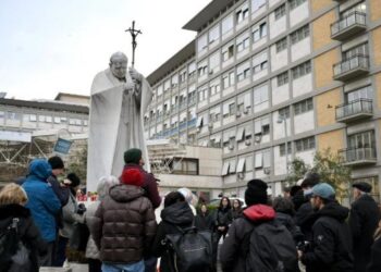 Papa continúa fisioterapia respiratoria y le retiran ventilación mecánica