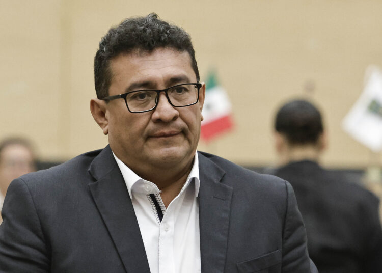 Creación de la figura de diputado migrante avanza en el Congreso