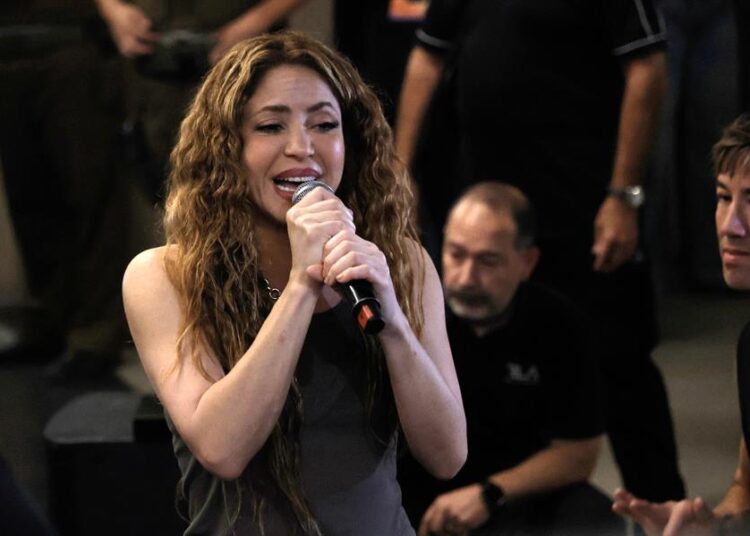 Shakira llega a Argentina luego de cancelar sus conciertos en Chile