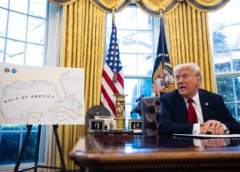 Trump impone aranceles del 25% a automóviles importados, a partir del 2 de abril