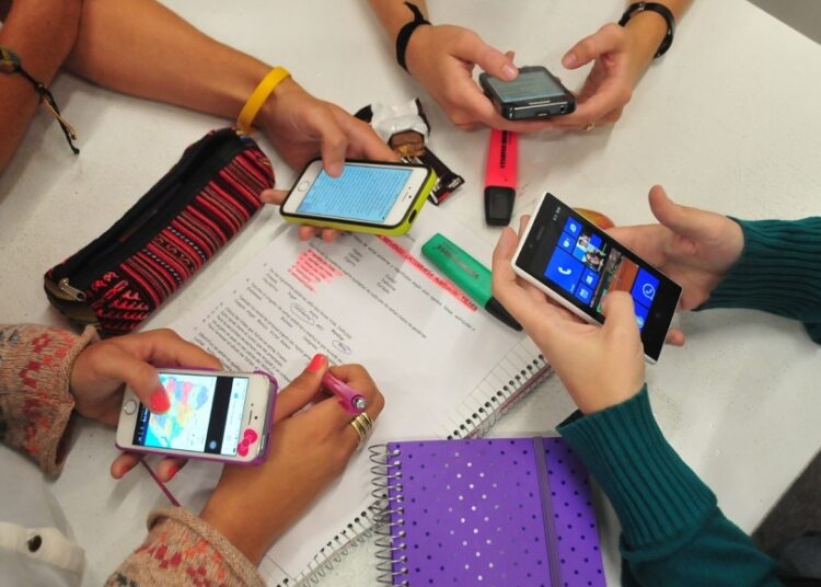 Nora Escamilla presenta iniciativa para regular uso de celulares en escuelas