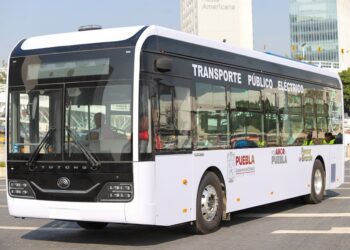 Armenta entrega taxis y autobuses eléctricos e híbridos