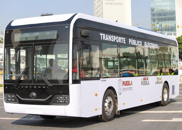Armenta entrega taxis y autobuses eléctricos e híbridos