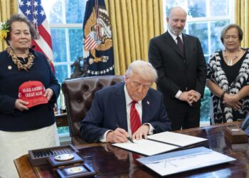 Trump firma órdenes para impulsar pesca en áreas protegidas del Pacífico