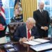 Trump firma órdenes para impulsar pesca en áreas protegidas del Pacífico