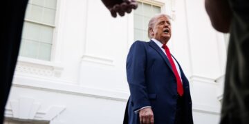 Trump pondrá banderas gigantes en jardines de la Casa Blanca